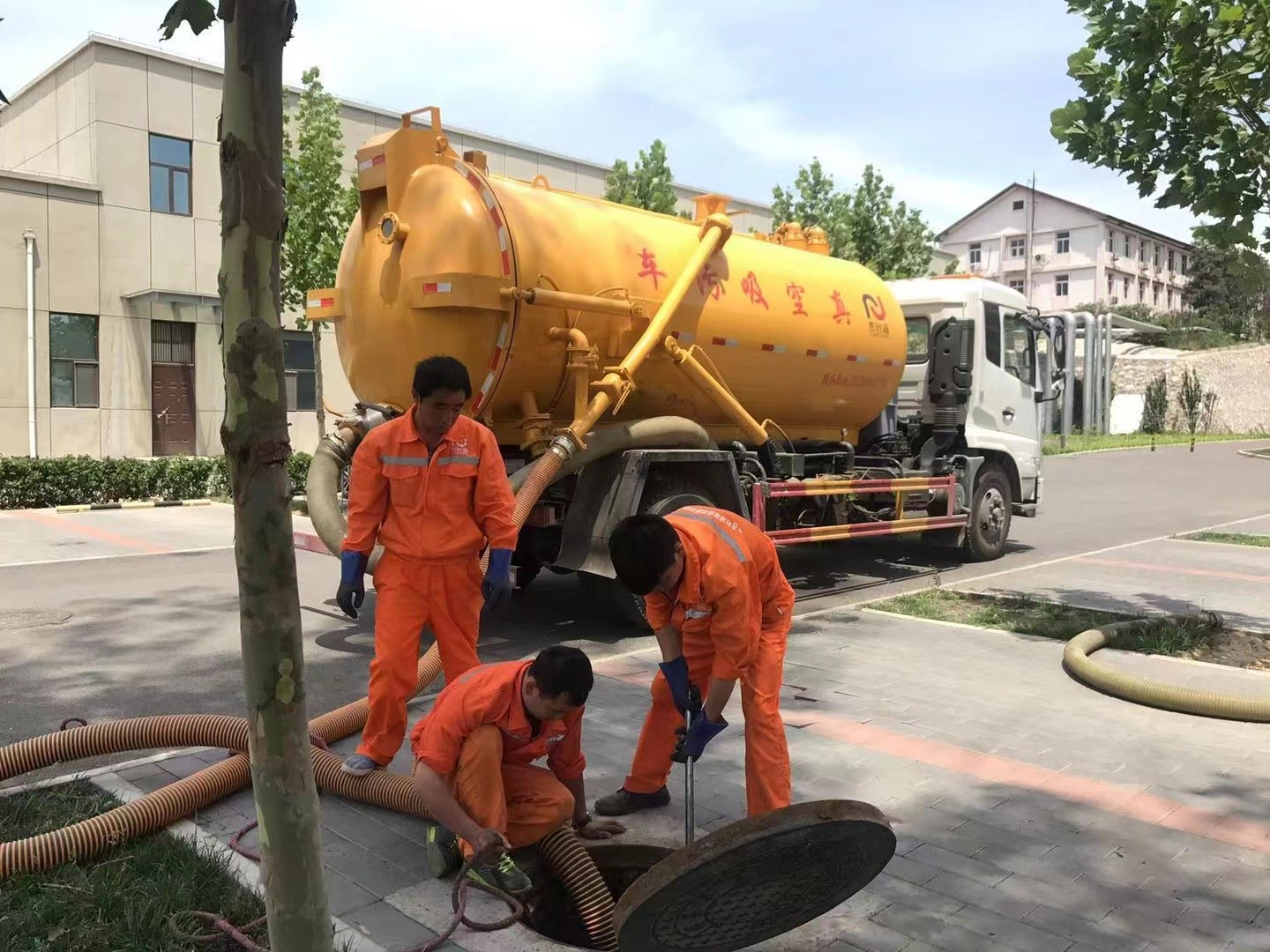 拉萨管道疏通车停在窨井附近