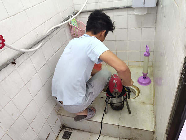 拉萨管道堵塞冒臭气 专业师傅现场解决问题