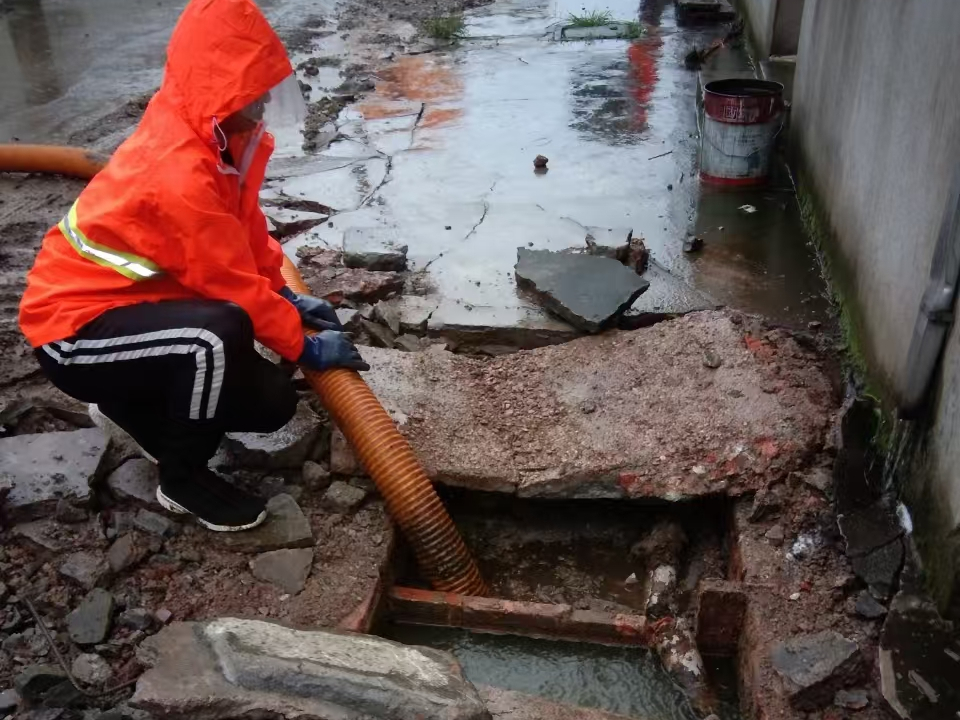 拉萨专业清理污水池 炜誉市政以规范流程守护城市 “肠道”